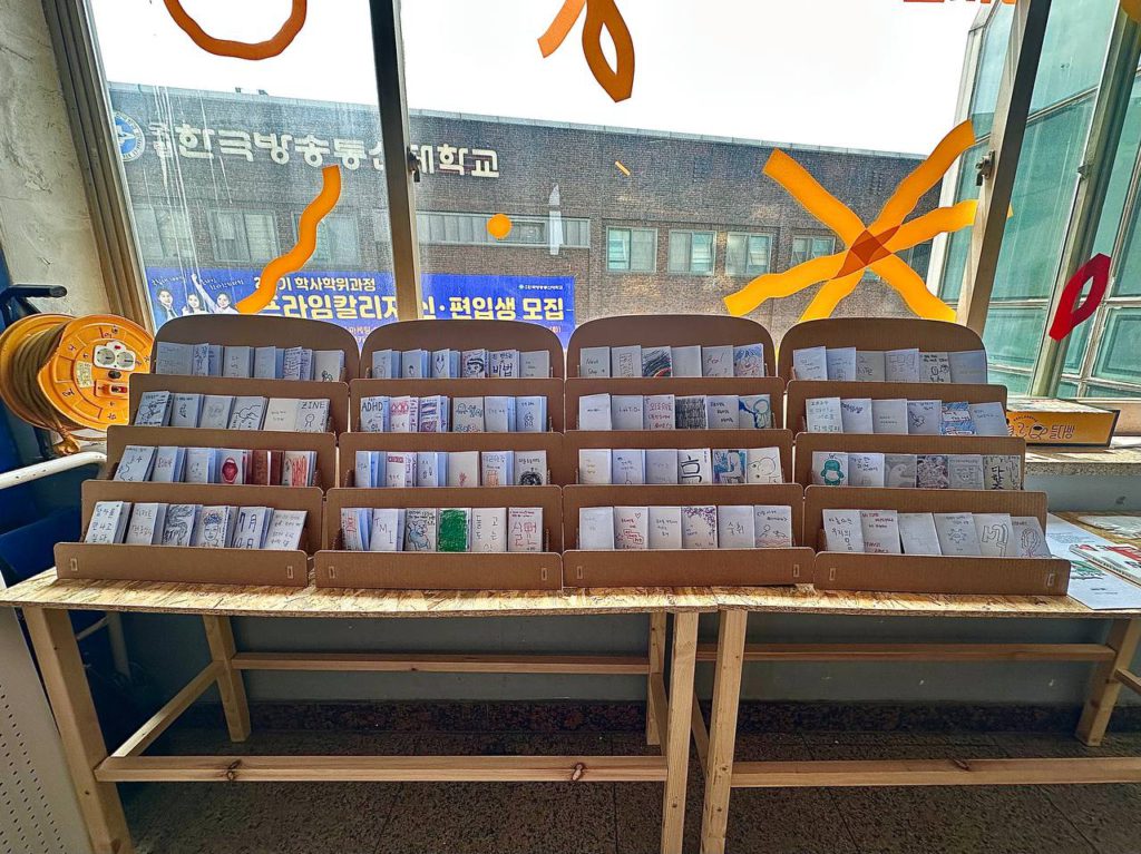 들다방 도파민퀴어진클럽 도서관 진열된 풍경 사진