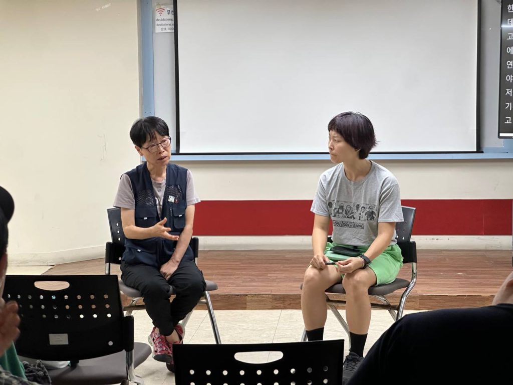 무대 앞 촏 손님과 진행자의 모습 사진. 