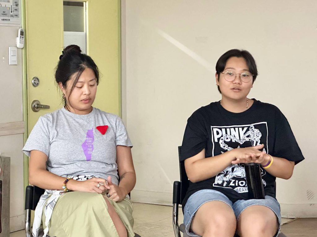 의자에 앉아 있는 초대 손님 둘 사진.