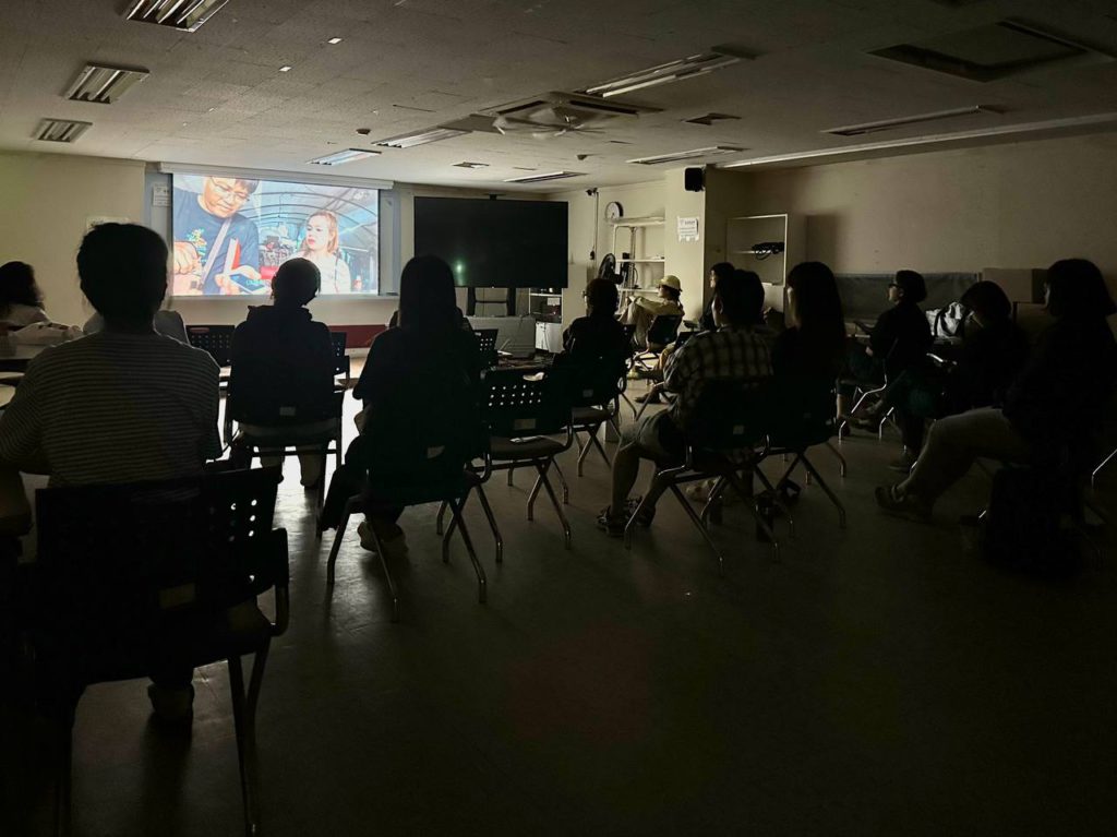 2025년 09월 10일 다큐멘터리 비닐하우스는 집이 아니다 들다방 상영 중 풍경. 사위가 캄캄한 가운데 스크린만 밝게 빛난다. 