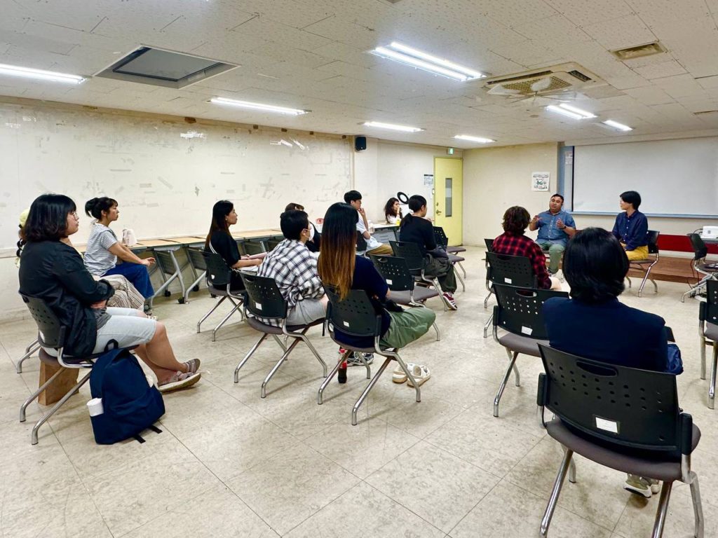 2025년 09월 10일 다큐멘터리 비닐하우스는 집이 아니다 들다방 상영 후 gv 관객석 맨 뒤에서 바라본 풍경 사진 