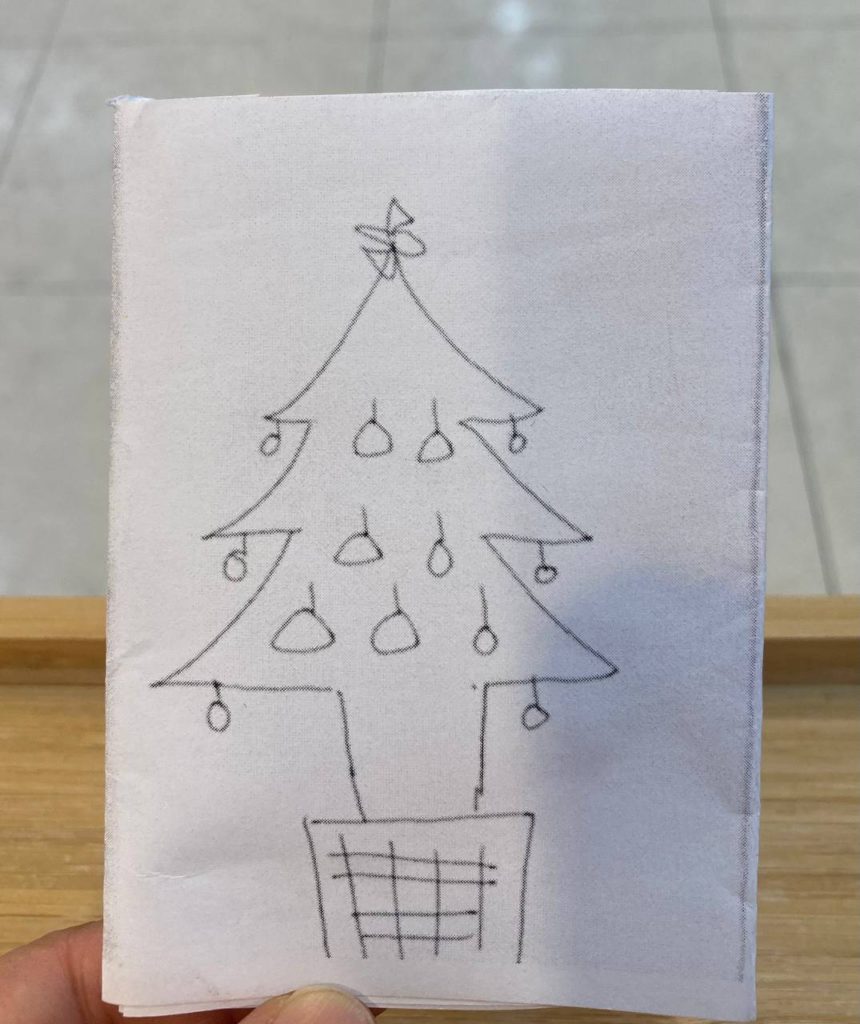 진 결과물 예시 2 패륜 진zine 1면 크리스마스 트리에 방울이 주렁주렁 달린 흑백의 그림