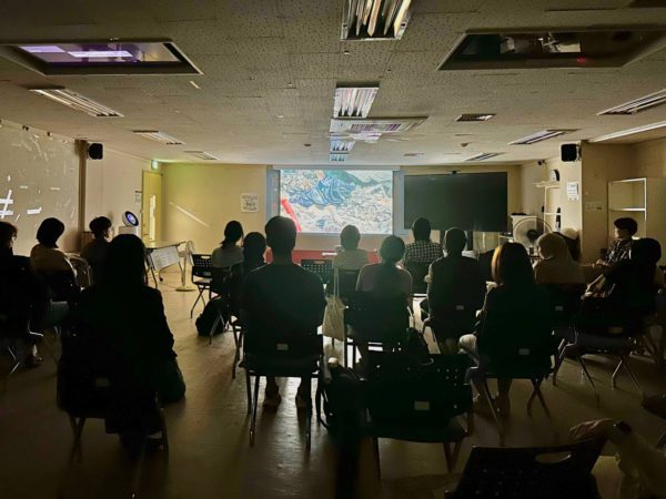 들다방 상영회 끝나지 않는 밤 상영중 관객들 뒷모습과 스크린을 찍은사진.