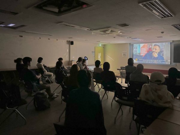 들다방 상영회 끝나지 않는 밤 상영중 관객들 뒷모습과 스크린을 찍은사진.