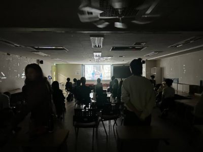 들다방 상영회 끝나지 않는 밤 상영중 관객들 뒷모습과 스크린을 찍은사진.