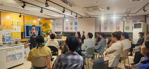 ๋
ธ๋๊ณผ ๋ถํ ๋ฒฝ๋ฉด์ผ๋ก ๋๋ฌ์ธ์ธ ๋ค๋ค๋ฐฉ์ ๋ฌด๋๋ก ๊ธ๊ฐ๋, ์ฅํ์ ๋์ด ์์ชฝ ํ
์ด๋ธ์ ์์ ๊ด๊ฐ์ ๋ง์ดํ๊ณ ์๋ค. ๊ทธ๋ค ์์์ ๋ค๋ค๋ฐฉ ์คํํ๊ฐ ํ์์ธ์ฌ์ ๊ณต์ง๋ฅผ ์๋ดํ๋ ๋ชจ์ต ์ฌ์ง.