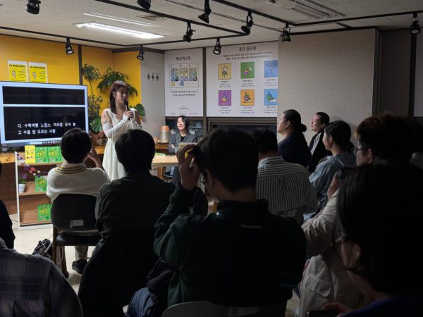 당일 북토크 무대 오픈마이크 사진 금개님, 장혜영님, 관객 앞얼굴