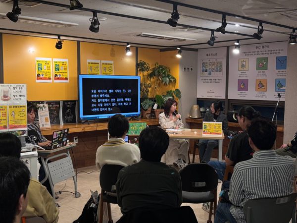 당일 들다방 적정코미디기술 북토크 무대 준비사진 장혜영님 금개님