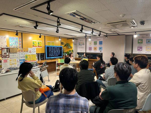 북토크 사진 청중과 호스트 두 명 들다방 무대