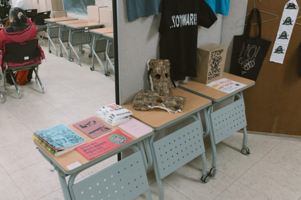 도서, 가면, 티셔츠 등 굿즈 코너 사진