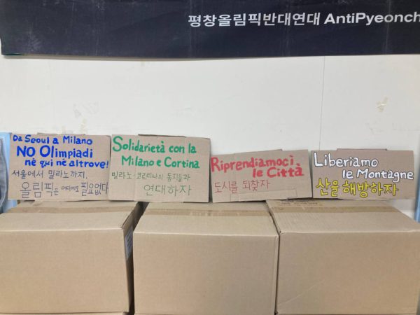 한글과 이탈리아어 색색가지 손글씨로 오밀조밀 작게 쓰인 손피켓 네 개.